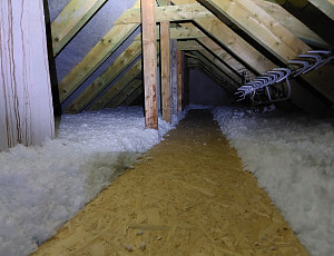 Zateplení stropu rodinného domu pomocí foukané izolace